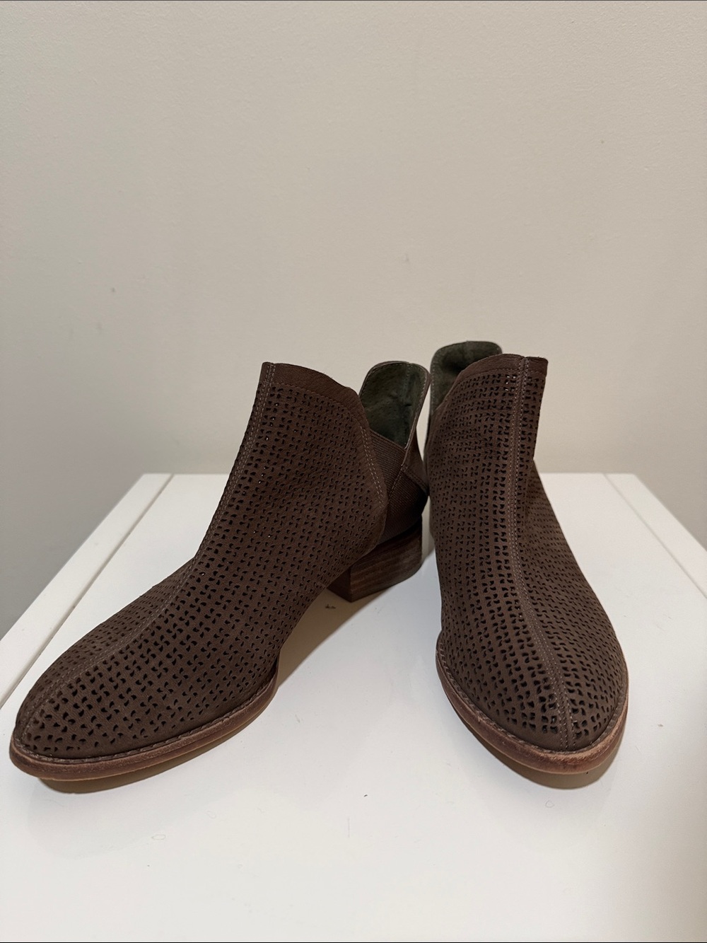 Vince Camuto Women's Brown Celena Perforated Suede Ankle Booties S 7.5